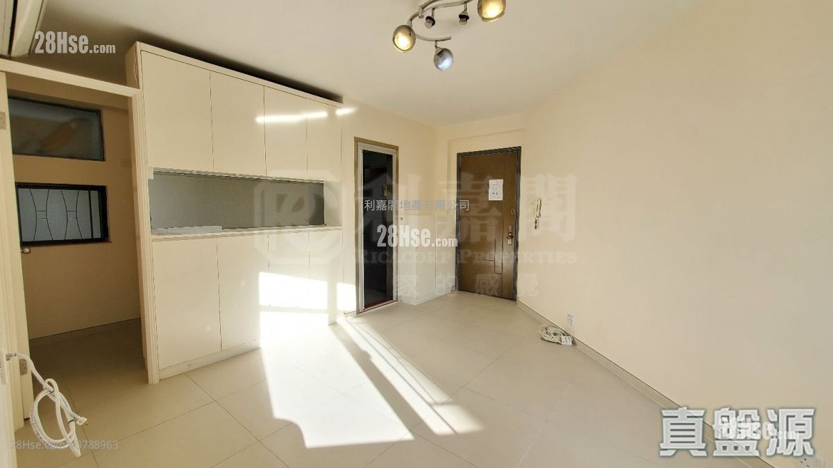 Kornhill Sell 3 Bedrooms , 1 Bathroom 594 ft²