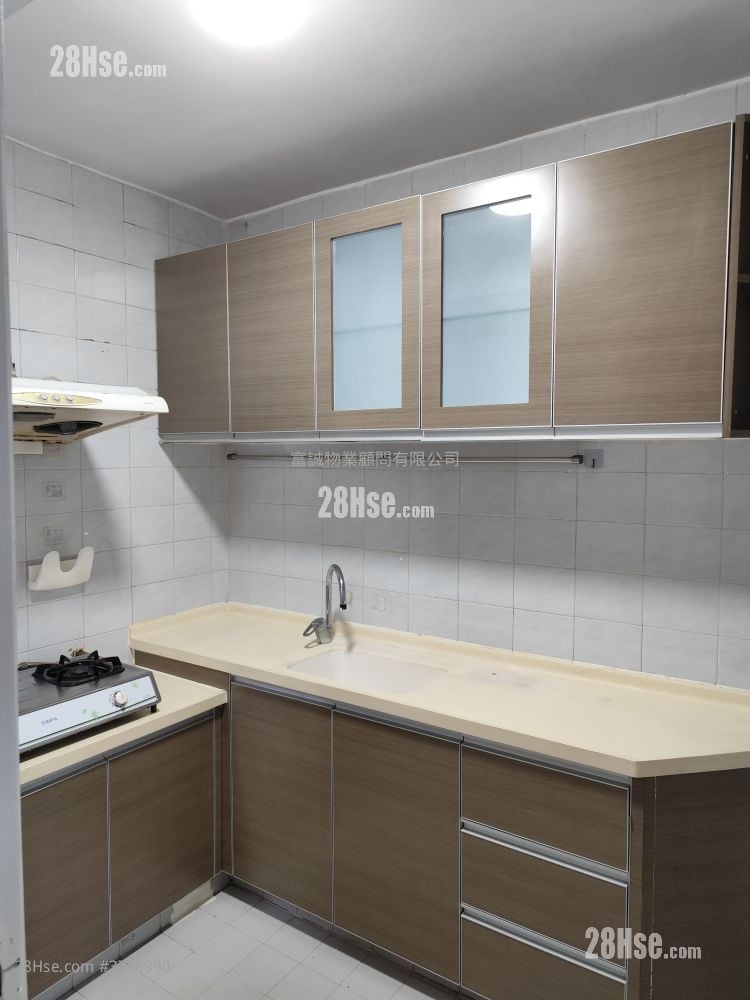 Hong Wah Court Sell 2 Bedrooms , 1 Bathroom 380 ft²