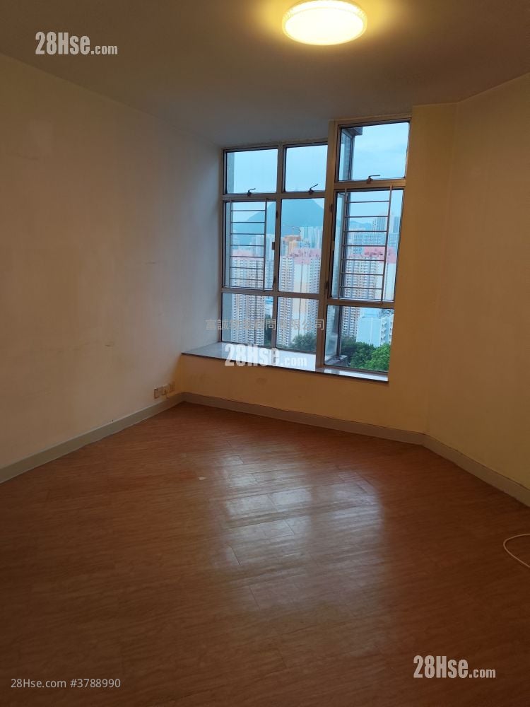Hong Wah Court Sell 2 Bedrooms , 1 Bathroom 380 ft²