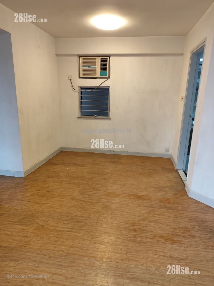 Hong Wah Court Sell 2 Bedrooms , 1 Bathroom 380 ft²