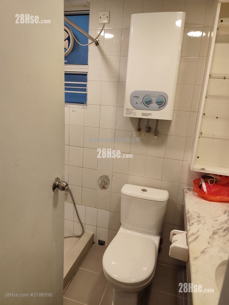 Hong Wah Court Sell 2 Bedrooms , 1 Bathroom 380 ft²