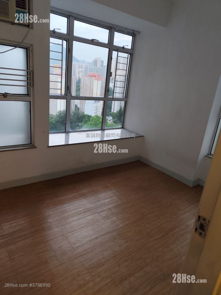 Hong Wah Court Sell 2 Bedrooms , 1 Bathroom 380 ft²