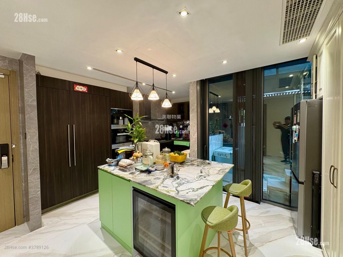 厨房: 迎海 售盘 4 房 , 5+ 浴室 2,600 平方尺