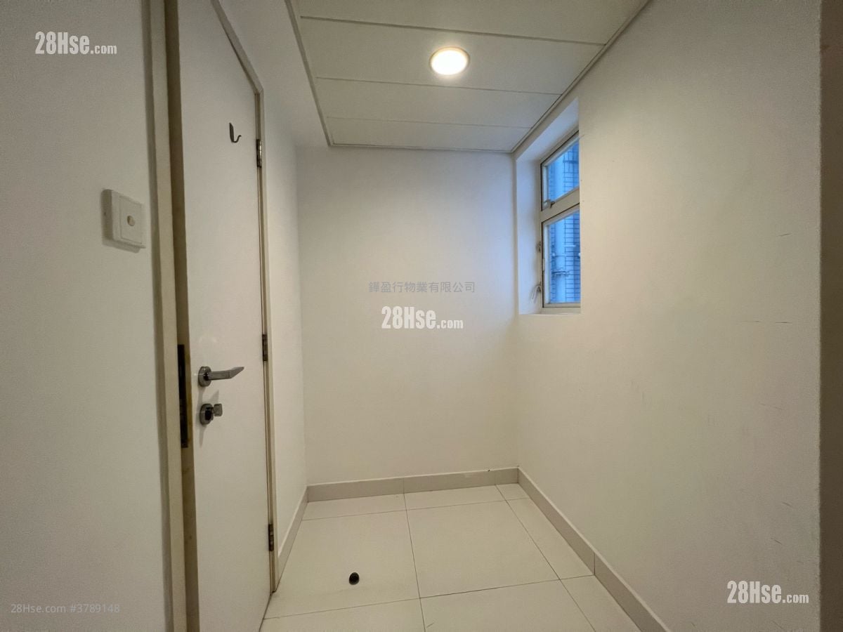 Centre Stage Rental 910 ft²