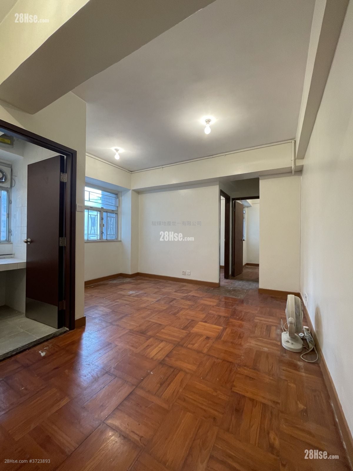 Tak Bo Building Sell 2 Bedrooms , 1 Bathroom 407 ft²