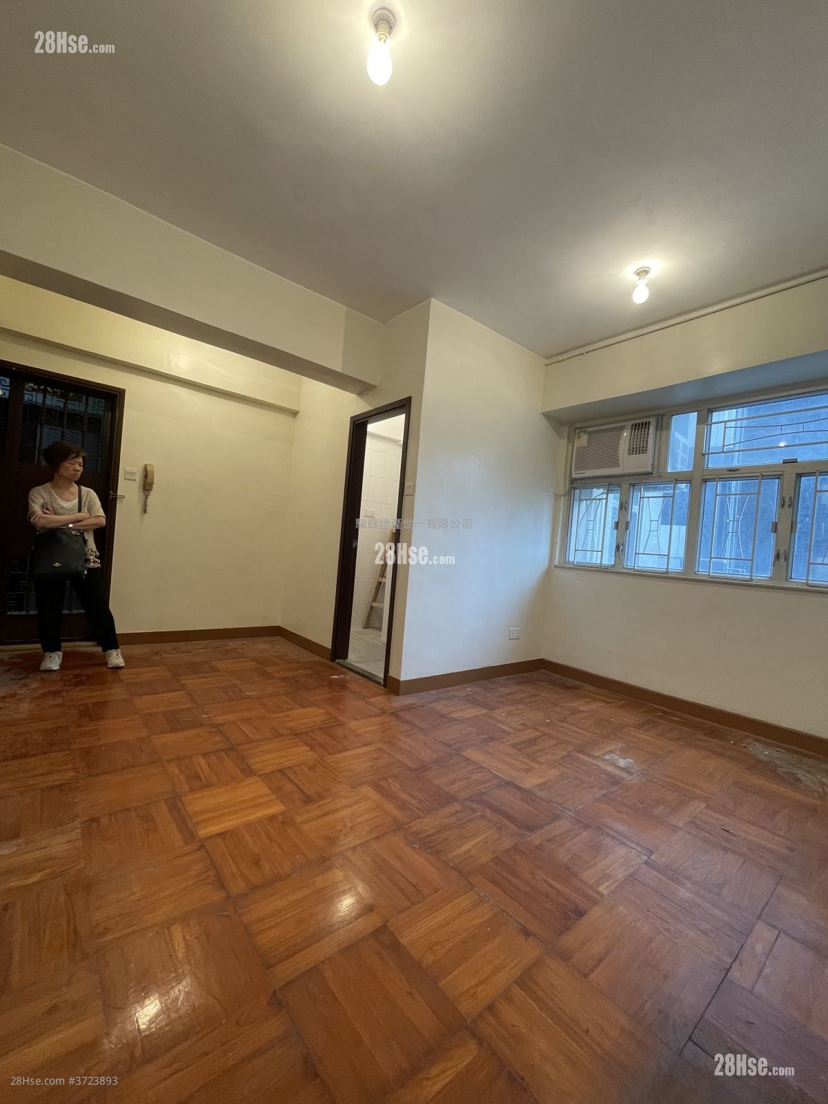 Tak Bo Building Sell 2 Bedrooms , 1 Bathroom 407 ft²