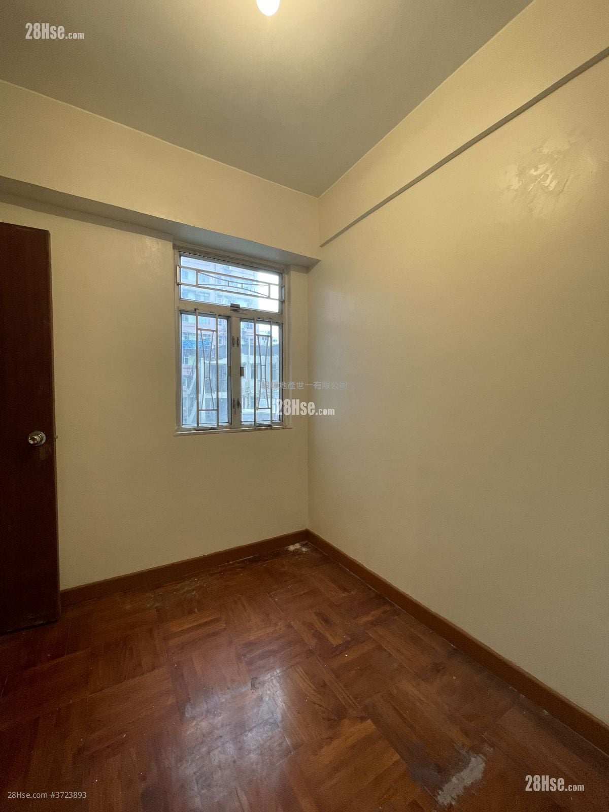 Tak Bo Building Sell 2 Bedrooms , 1 Bathroom 407 ft²