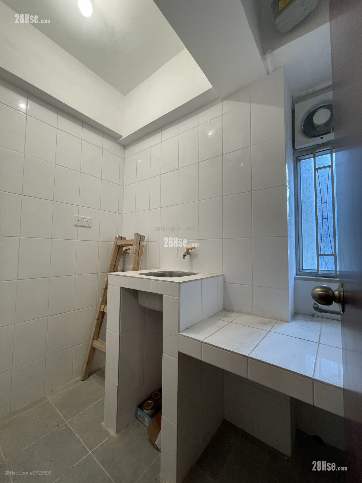 Tak Bo Building Sell 2 Bedrooms , 1 Bathroom 407 ft²