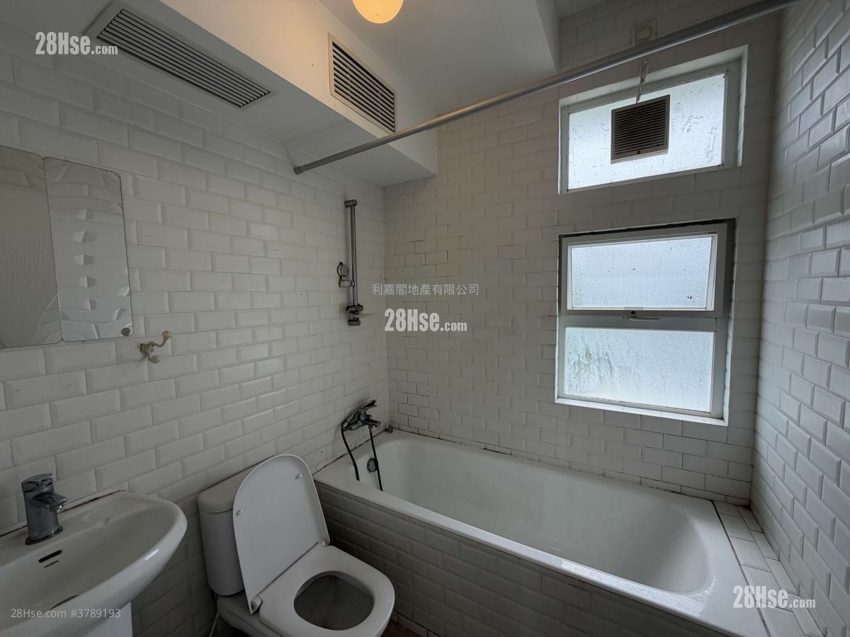 Fairview Park Rental 2 Bathrooms 915 ft²