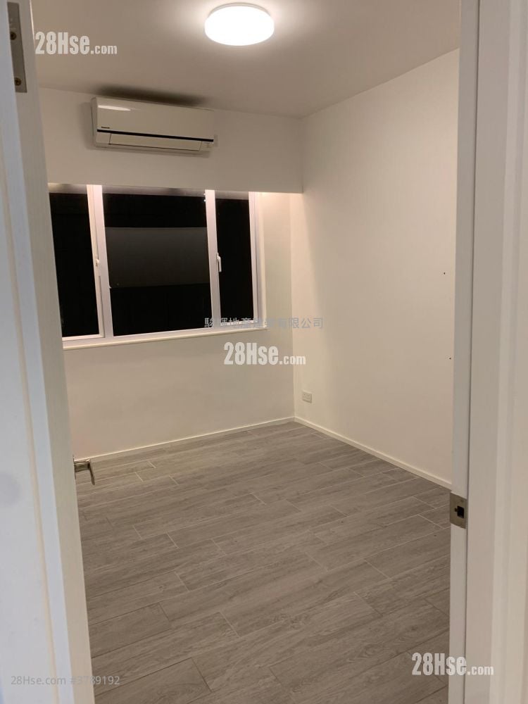 Crystal Court Sell 3 Bedrooms , 1 Bathroom 698 ft²