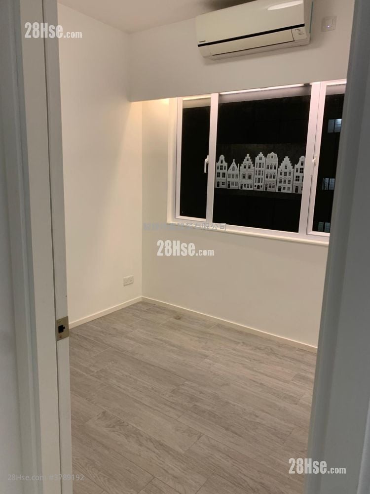 Crystal Court Sell 3 Bedrooms , 1 Bathroom 698 ft²