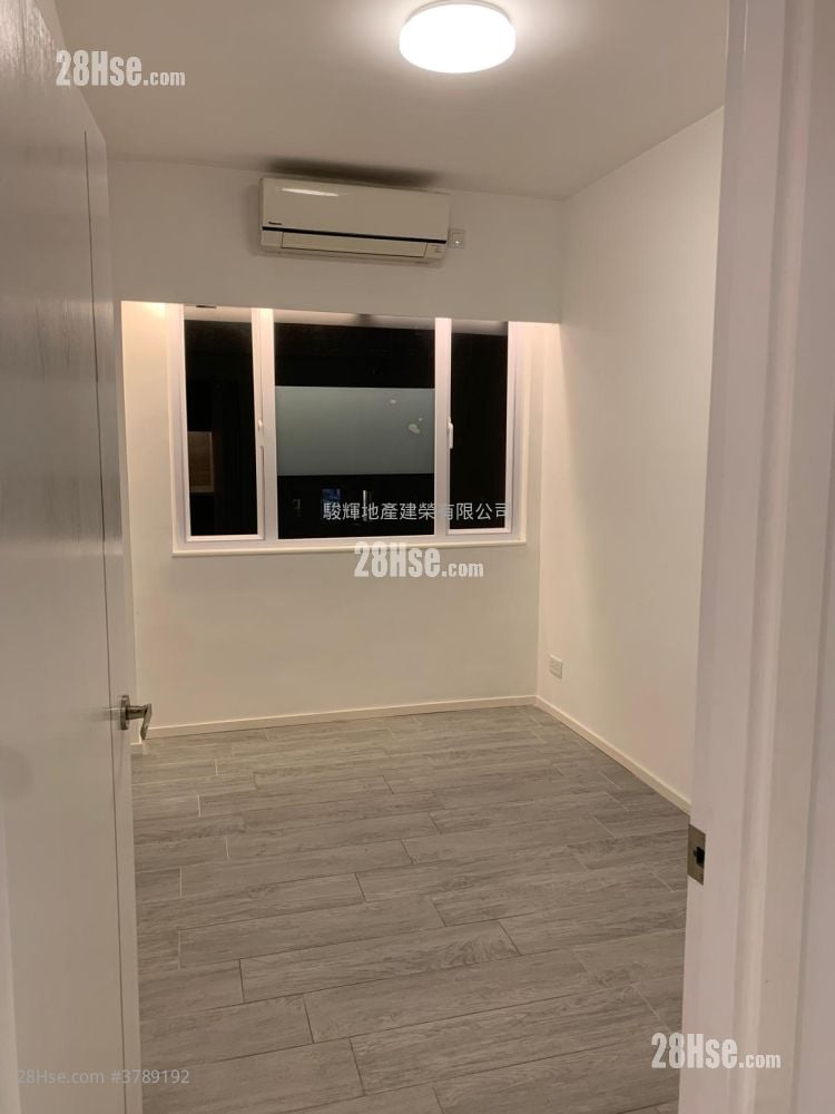 Crystal Court Sell 3 Bedrooms , 1 Bathroom 698 ft²