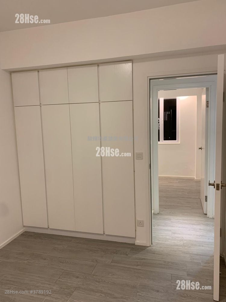 Crystal Court Sell 3 Bedrooms , 1 Bathroom 698 ft²