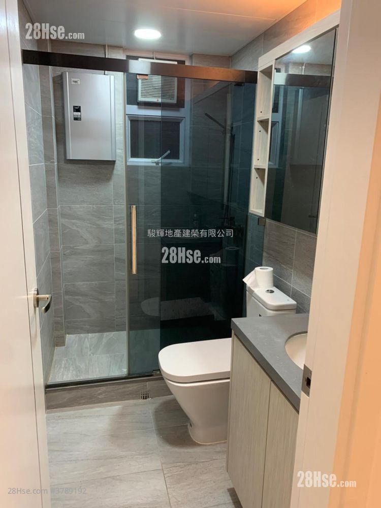 Crystal Court Sell 3 Bedrooms , 1 Bathroom 698 ft²