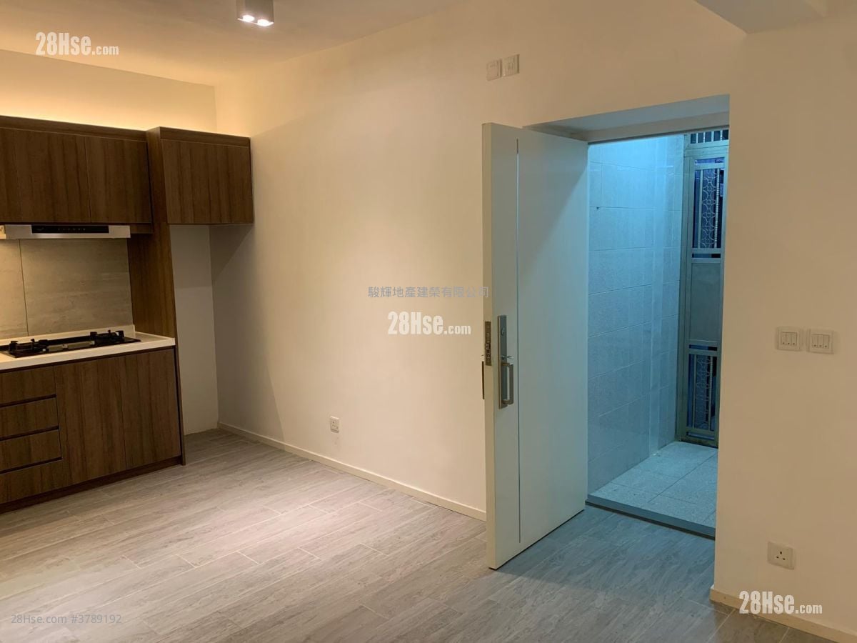 Crystal Court Sell 3 Bedrooms , 1 Bathroom 698 ft²