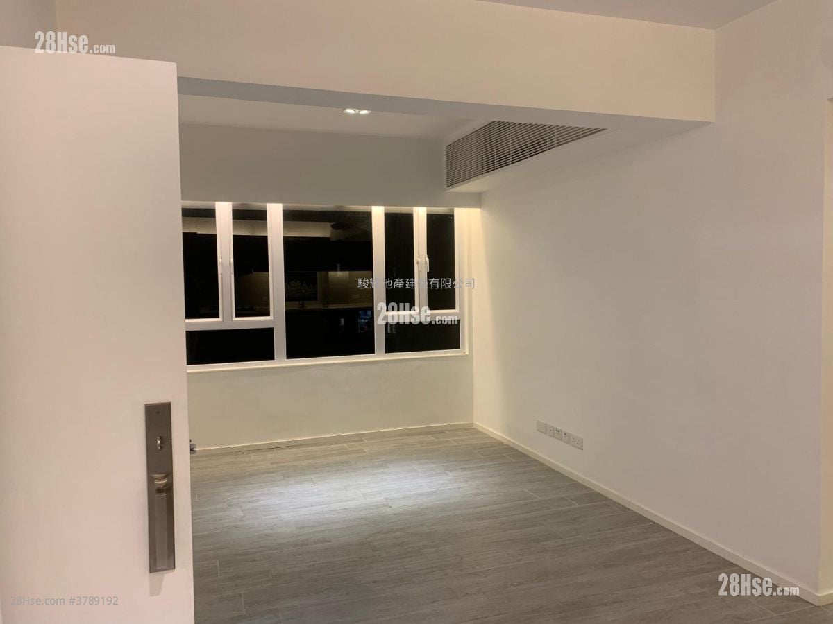 Crystal Court Sell 3 Bedrooms , 1 Bathroom 698 ft²