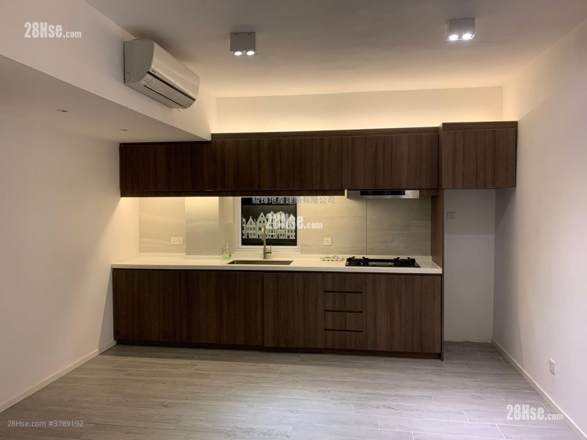 Crystal Court Sell 3 Bedrooms , 1 Bathroom 698 ft²