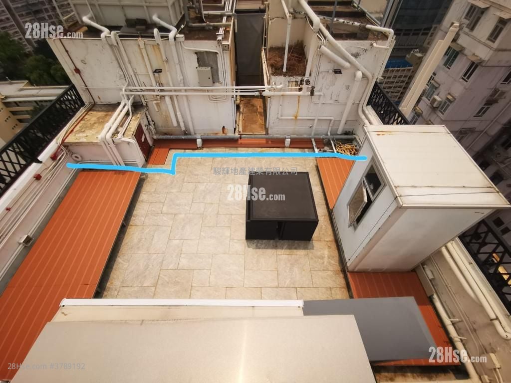 Crystal Court Sell 3 Bedrooms , 1 Bathroom 698 ft²