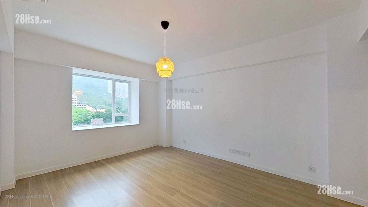 master room: Happy Mansion Rental 3 Bedrooms , 2 Bathrooms 1,155 ft²