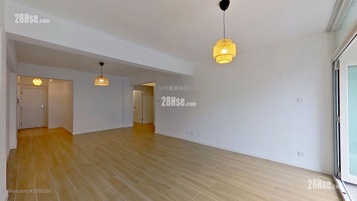 living room: Happy Mansion Rental 3 Bedrooms , 2 Bathrooms 1,155 ft²