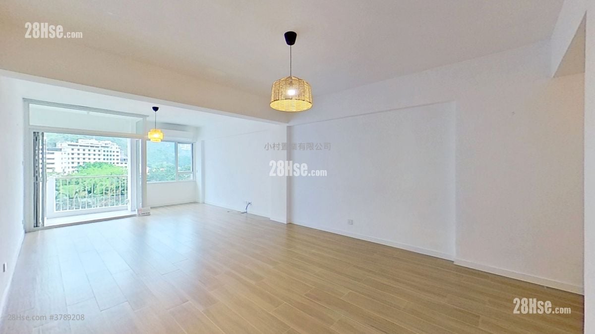 living room: Happy Mansion Rental 3 Bedrooms , 2 Bathrooms 1,155 ft²