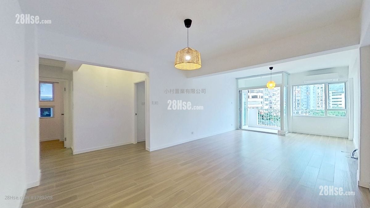 living room: Happy Mansion Rental 3 Bedrooms , 2 Bathrooms 1,155 ft²