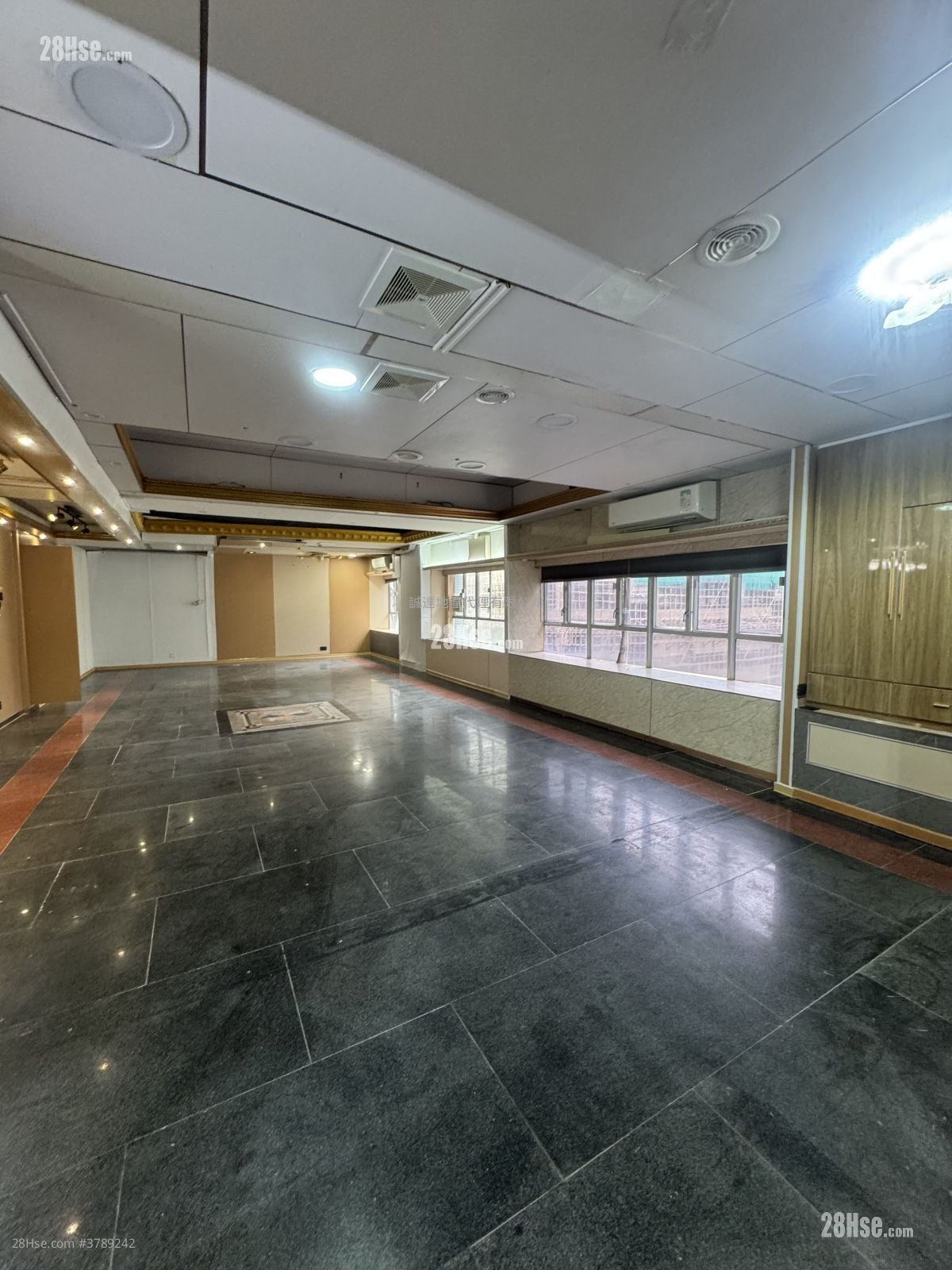 Hoi Luen Industrial Centre Rental 2 Bedrooms , 2 Toilets