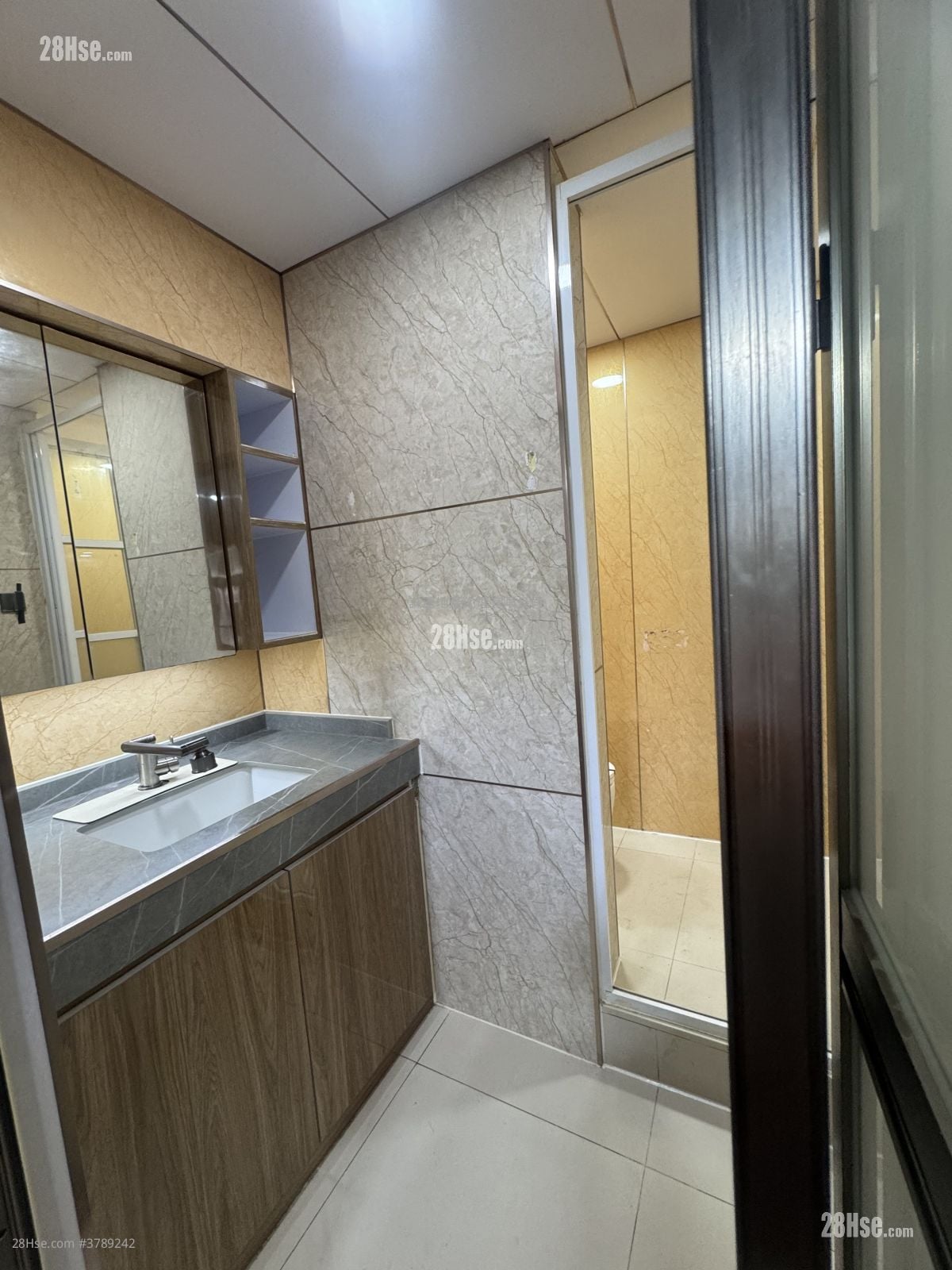 Hoi Luen Industrial Centre Rental 2 Bedrooms , 2 Toilets