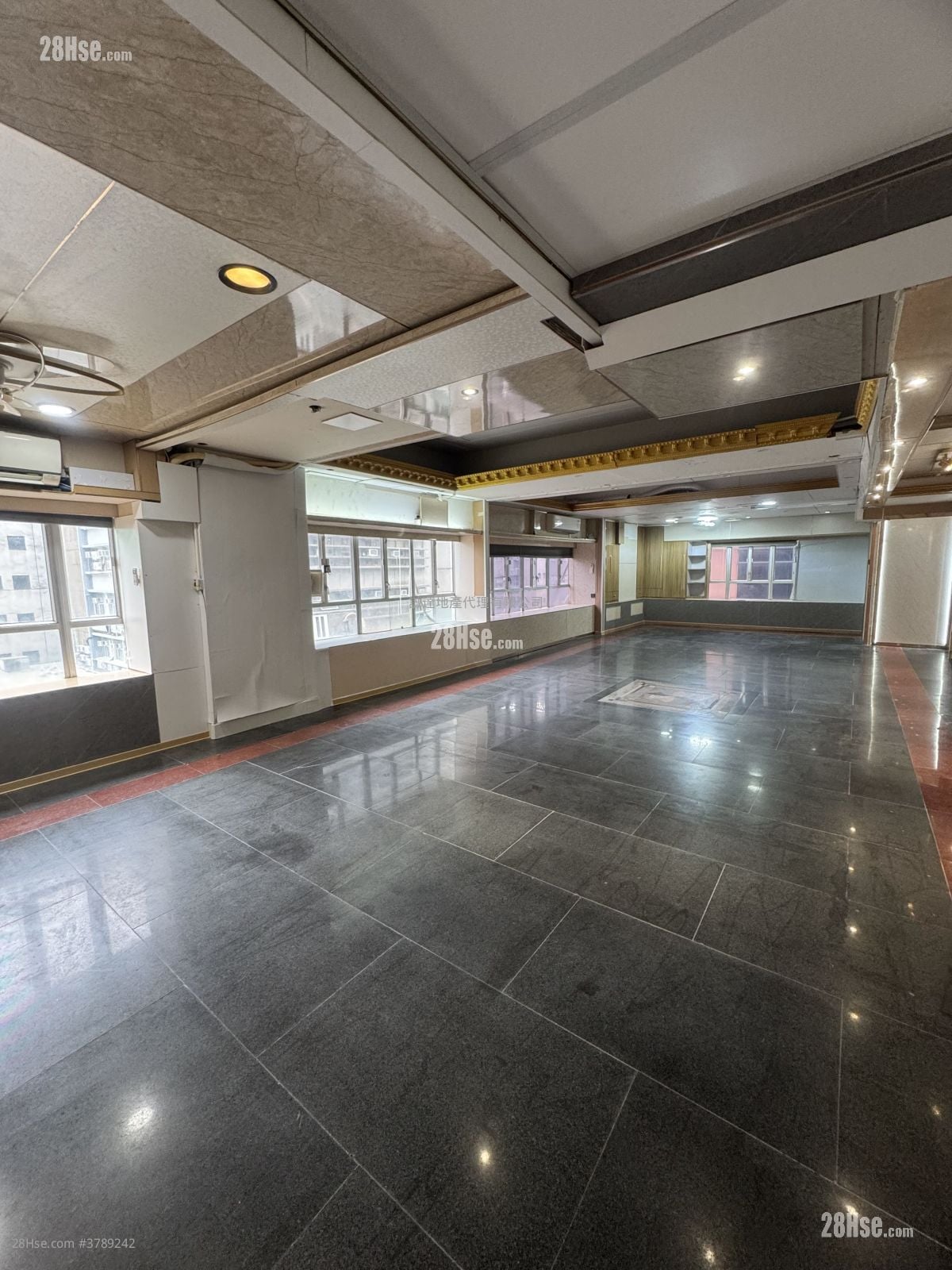 Hoi Luen Industrial Centre Rental 2 Bedrooms , 2 Toilets