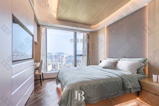 Ultima Sell 2,029 ft²