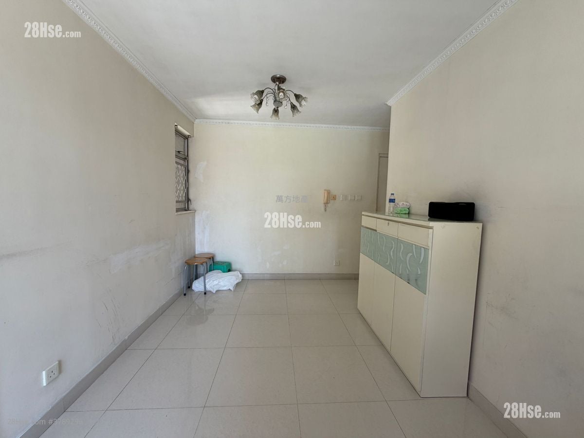 Yu Chui Court Sell 2 Bedrooms , 1 Bathroom 510 ft²