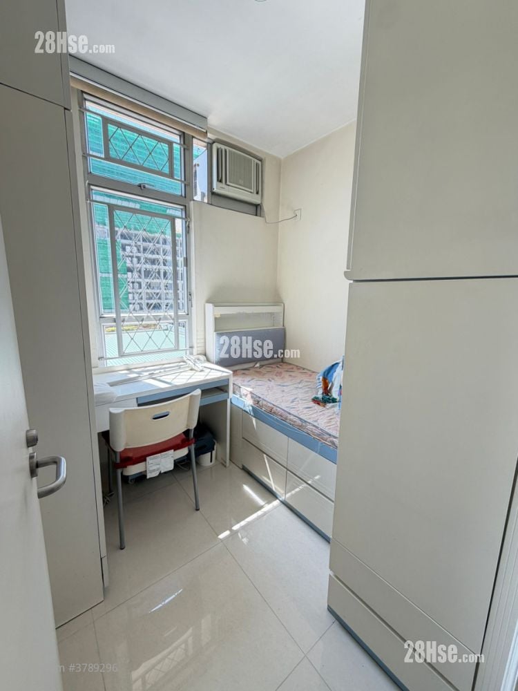 Yu Chui Court Sell 2 Bedrooms , 1 Bathroom 510 ft²
