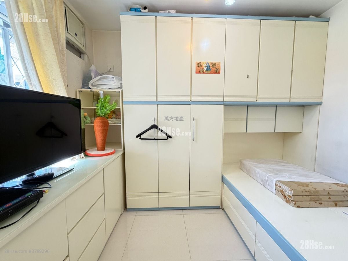 Yu Chui Court Sell 2 Bedrooms , 1 Bathroom 510 ft²