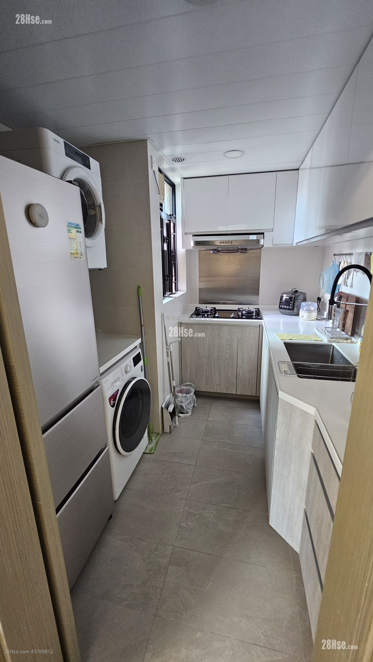 Nan Fung Plaza Sell 2 Bedrooms , 1 Bathroom 400 ft²