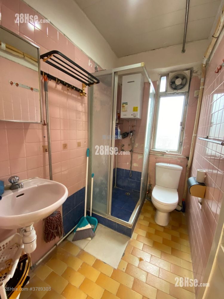 Hang Fai Building Sell 3 Bedrooms , 1 Bathroom 468 ft²