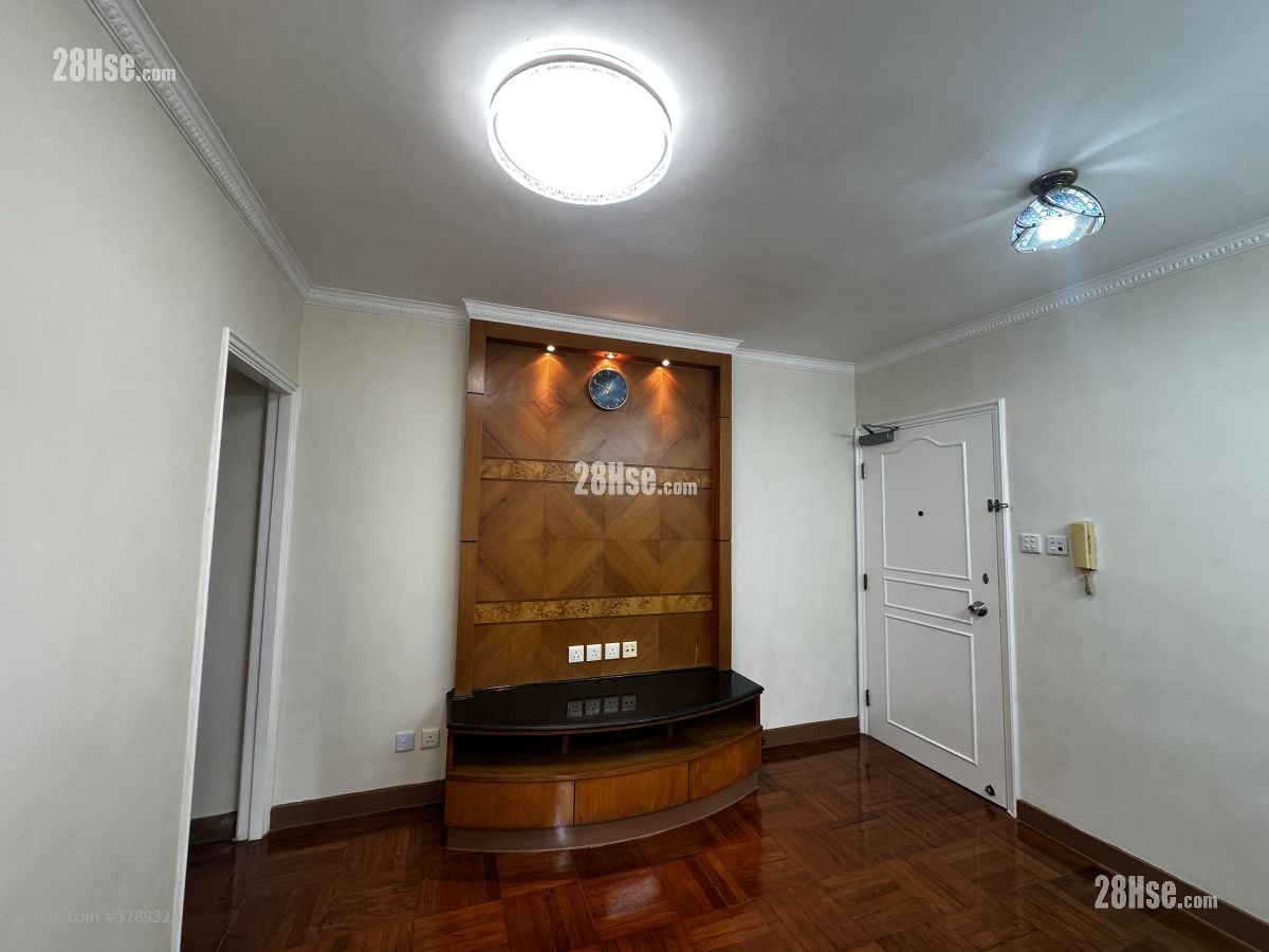 living room: 可放飯枱、沙發