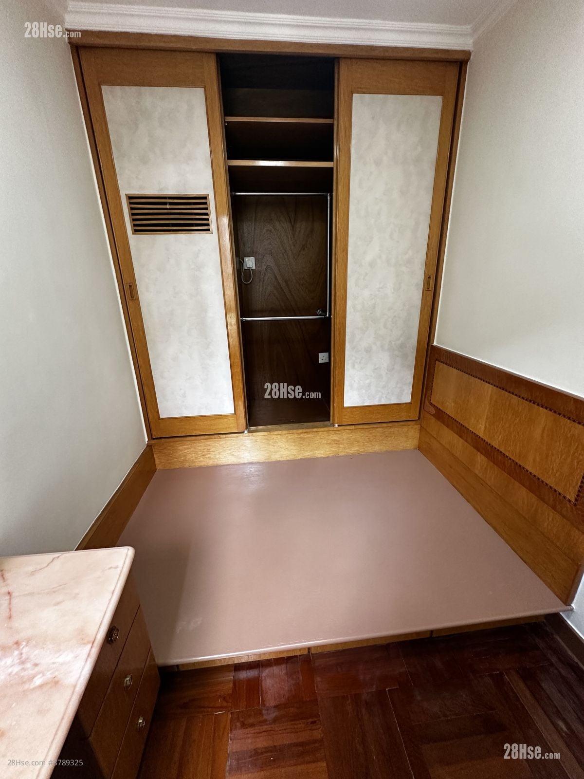 master room: 入牆衣櫃及床架