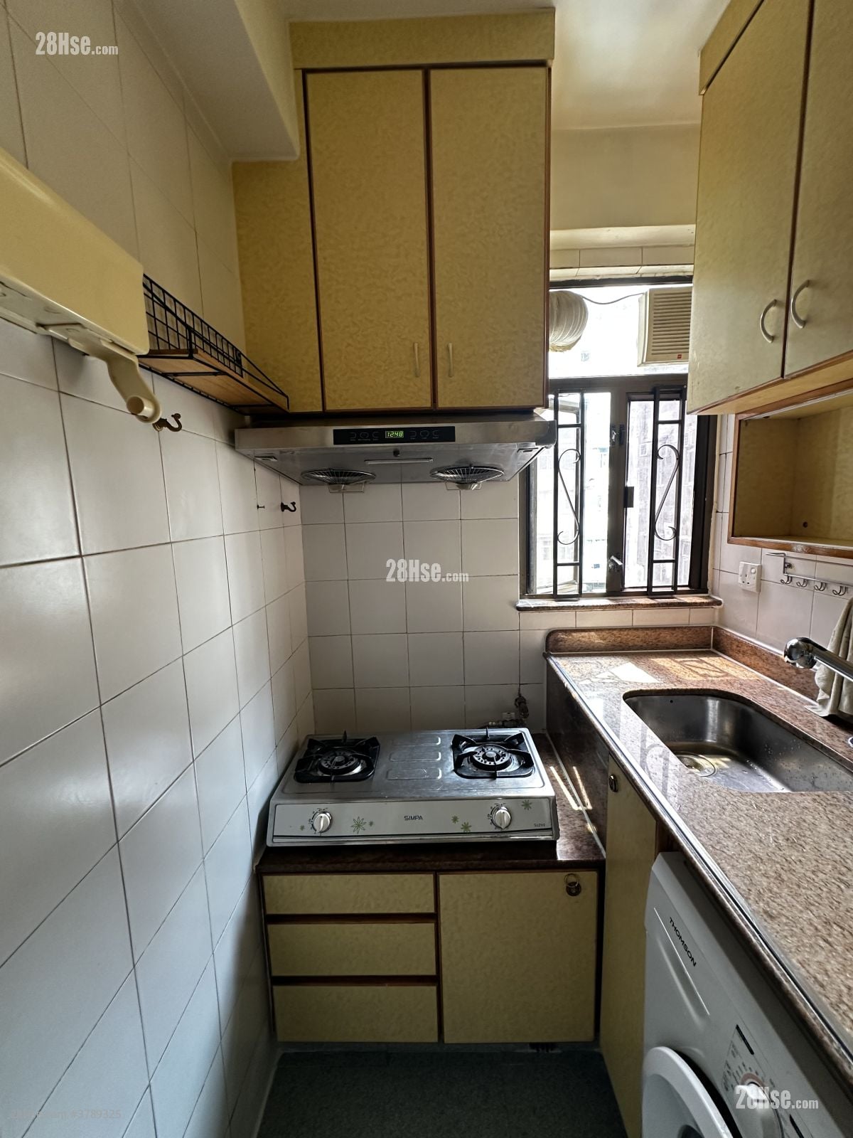 kitchen: 煤氣爐及抽油煙機