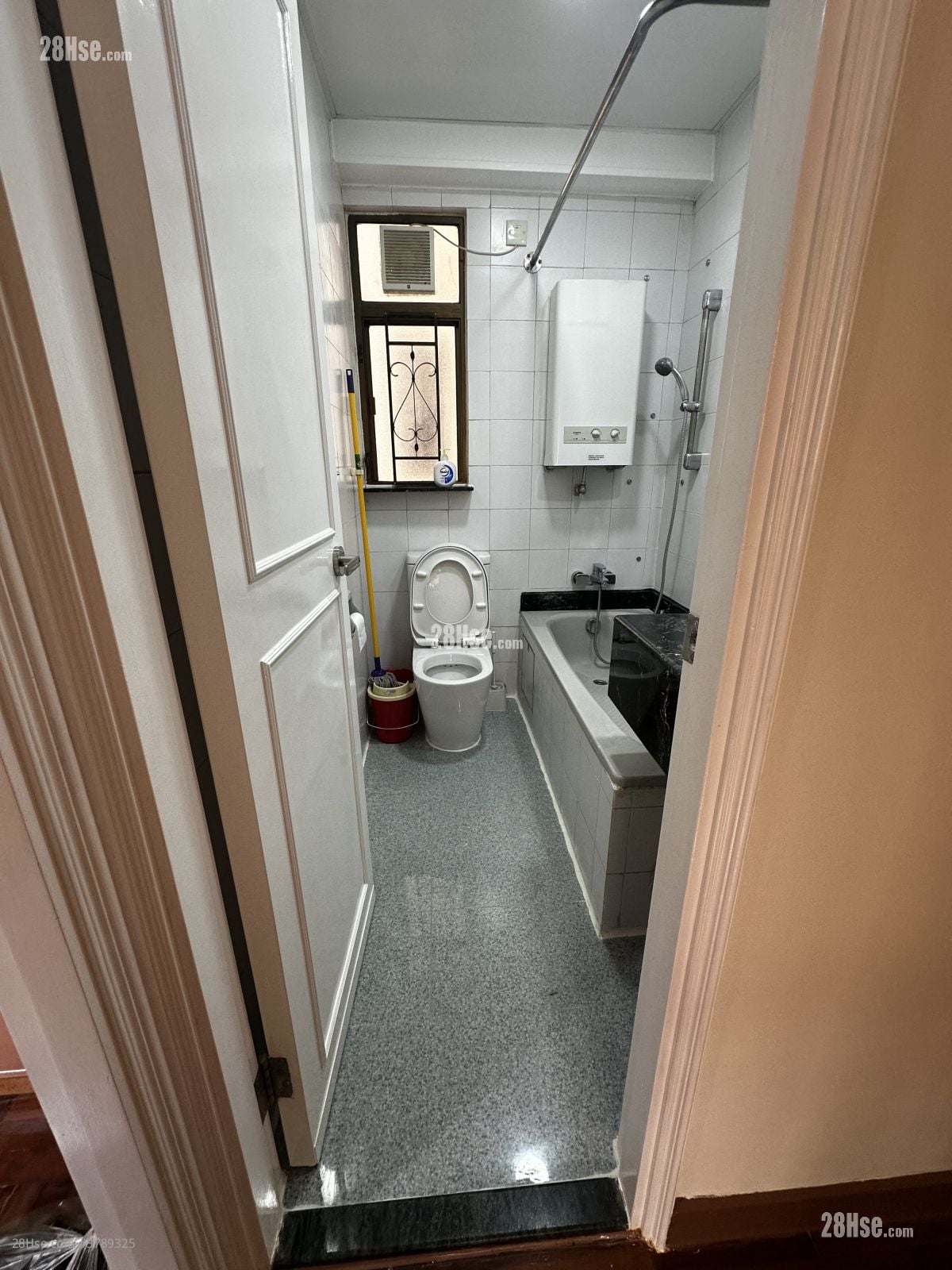 bathroom: 有浴缸、大洗手盆