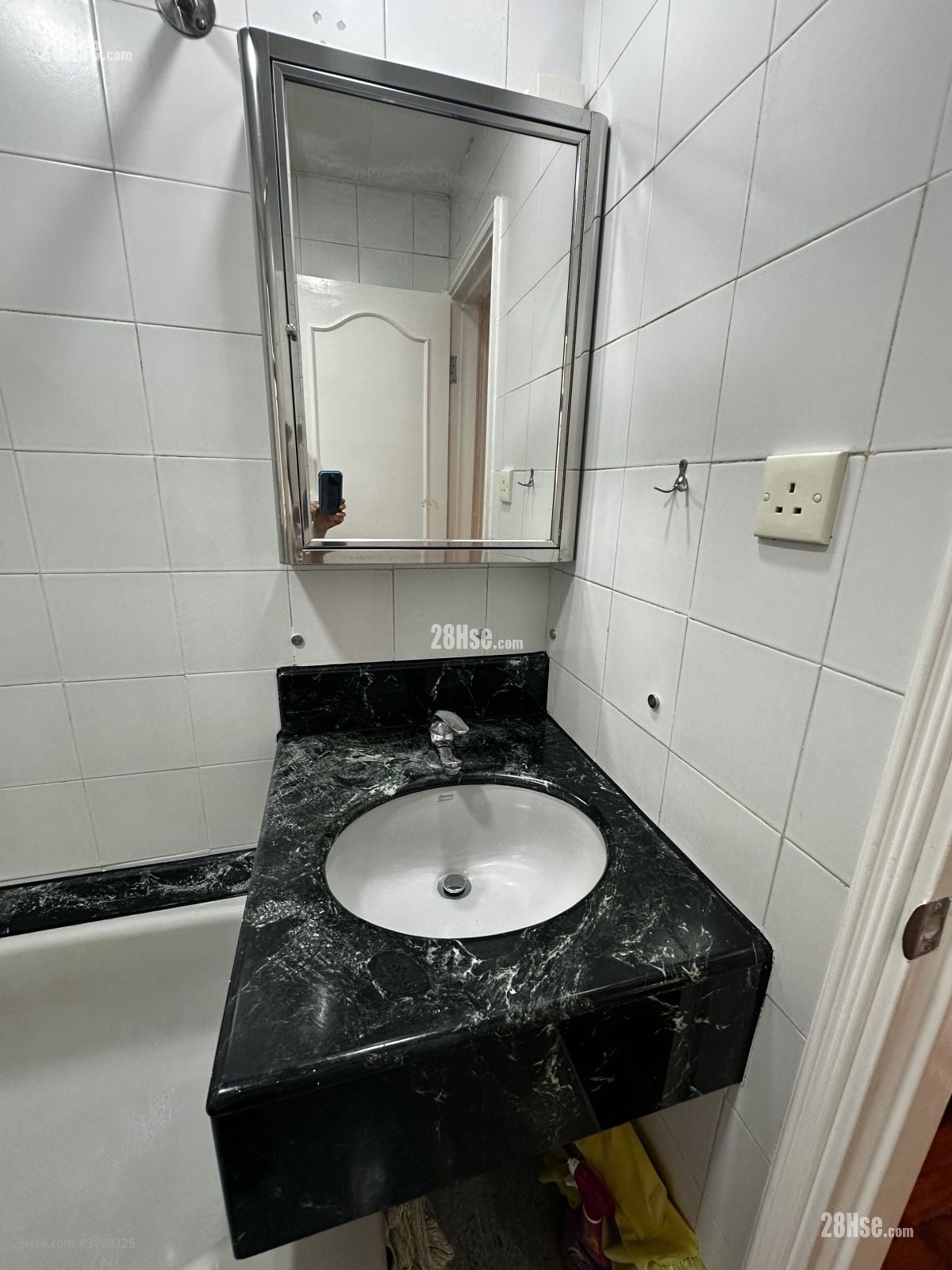 bathroom: 雲石洗手盆