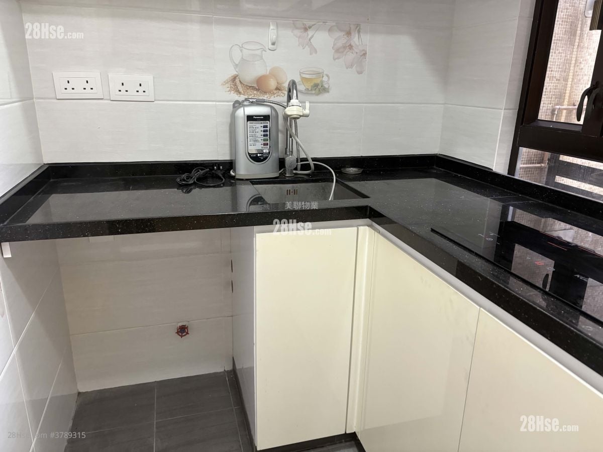 Wai Wah Centre Sell 2 Bedrooms , 1 Bathroom 358 ft²