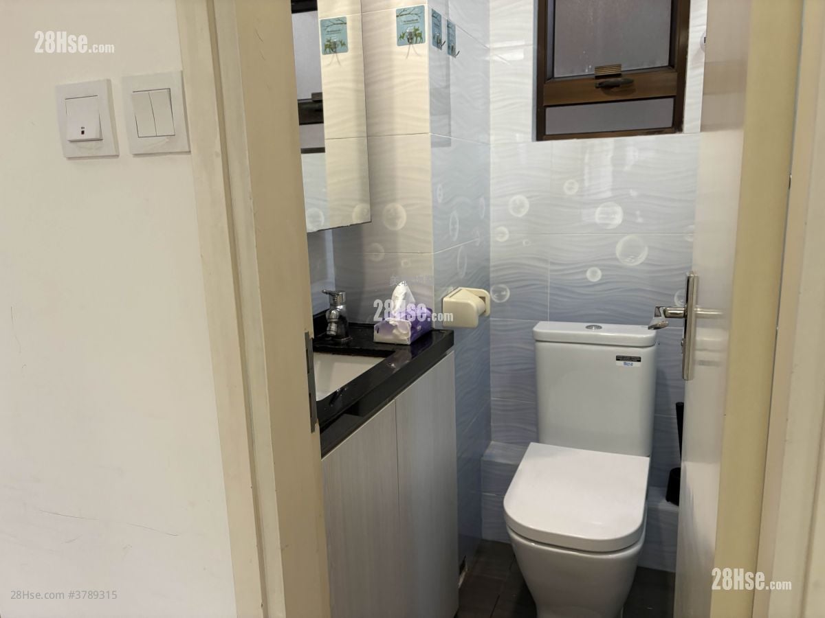 Wai Wah Centre Sell 2 Bedrooms , 1 Bathroom 358 ft²