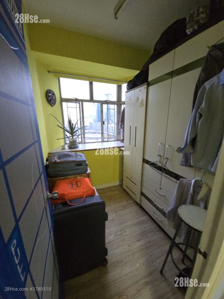 Kwai Fong Terrace Sell 3 Bedrooms , 1 Bathroom 473 ft²