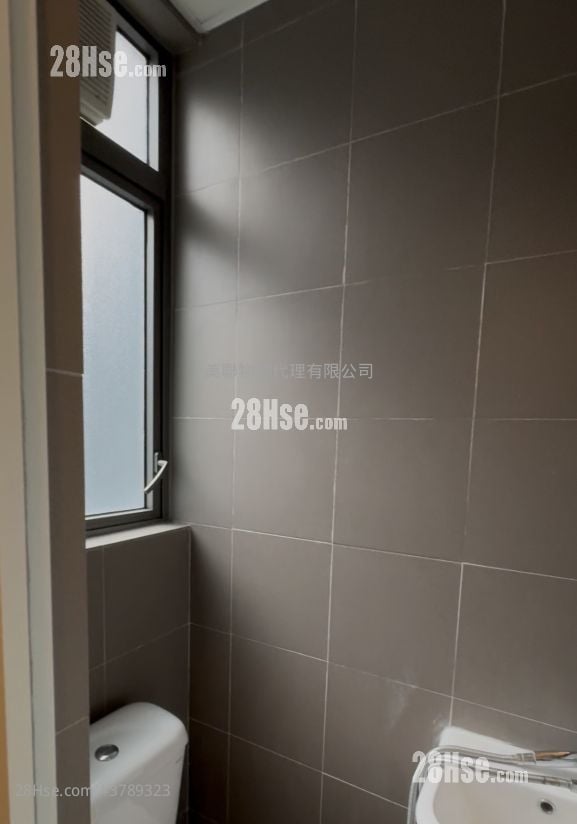 Novum West Sell 4 Bedrooms , 2 Bathrooms 1,258 ft²