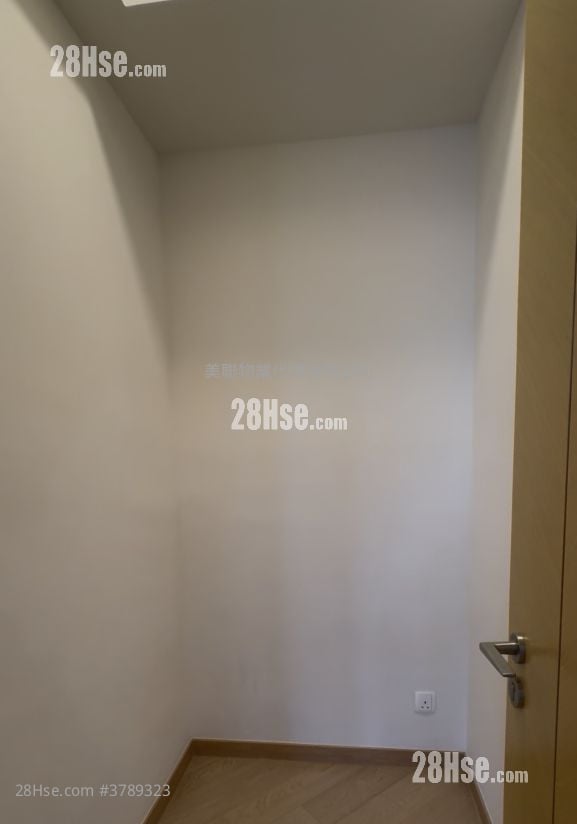 Novum West Sell 4 Bedrooms , 2 Bathrooms 1,258 ft²