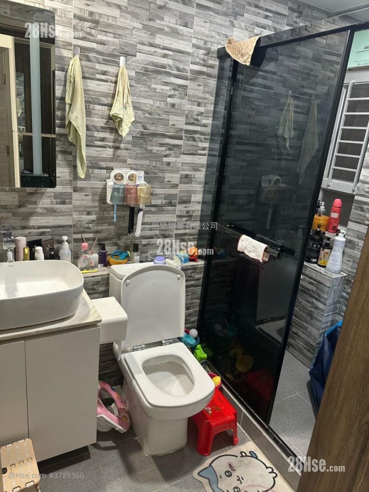 Hoi Lok Court Sell 3 Bedrooms , 2 Bathrooms 631 ft²
