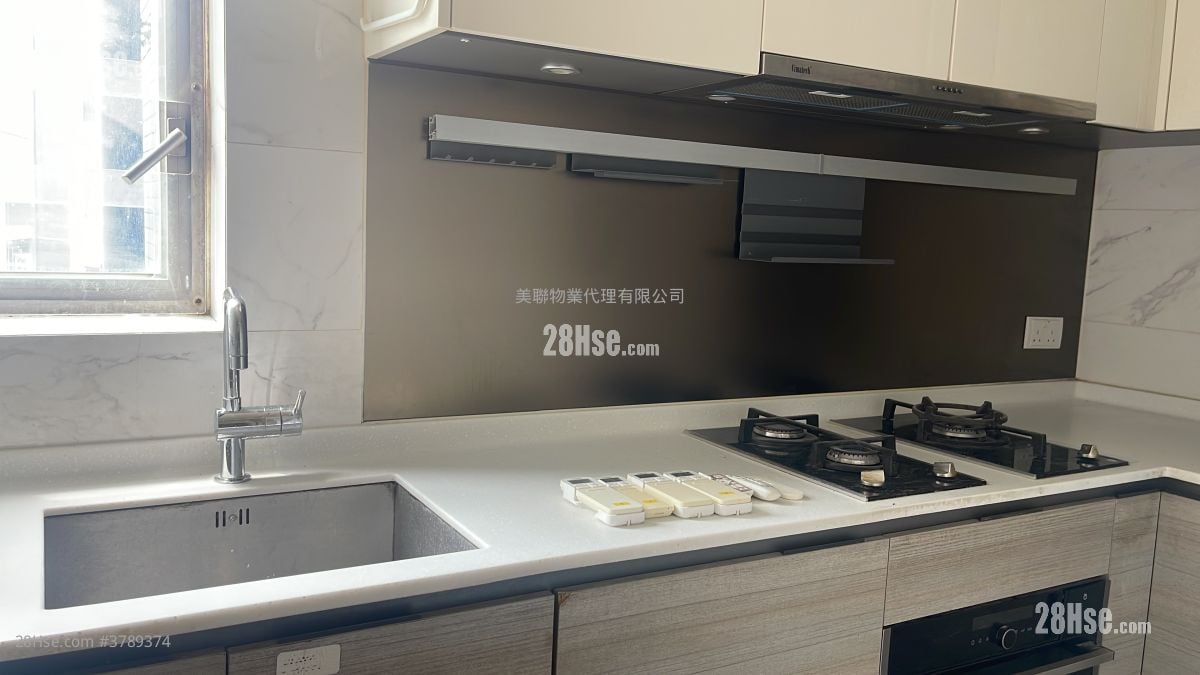 kitchen: The Spectra Sell 3 Bedrooms , 1 Bathroom 621 ft²