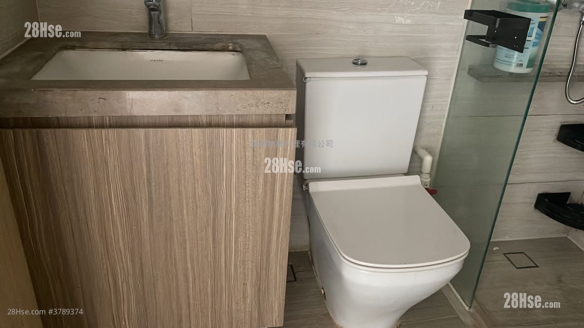 bathroom: The Spectra Sell 3 Bedrooms , 1 Bathroom 621 ft²