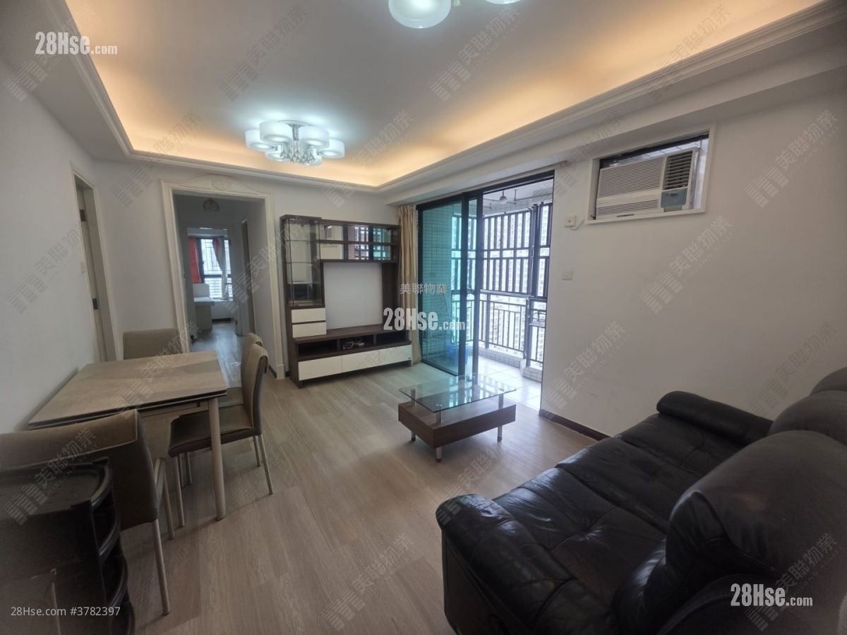 living room: Royal Green Rental 3 Bedrooms , 1 Bathroom 548 ft²