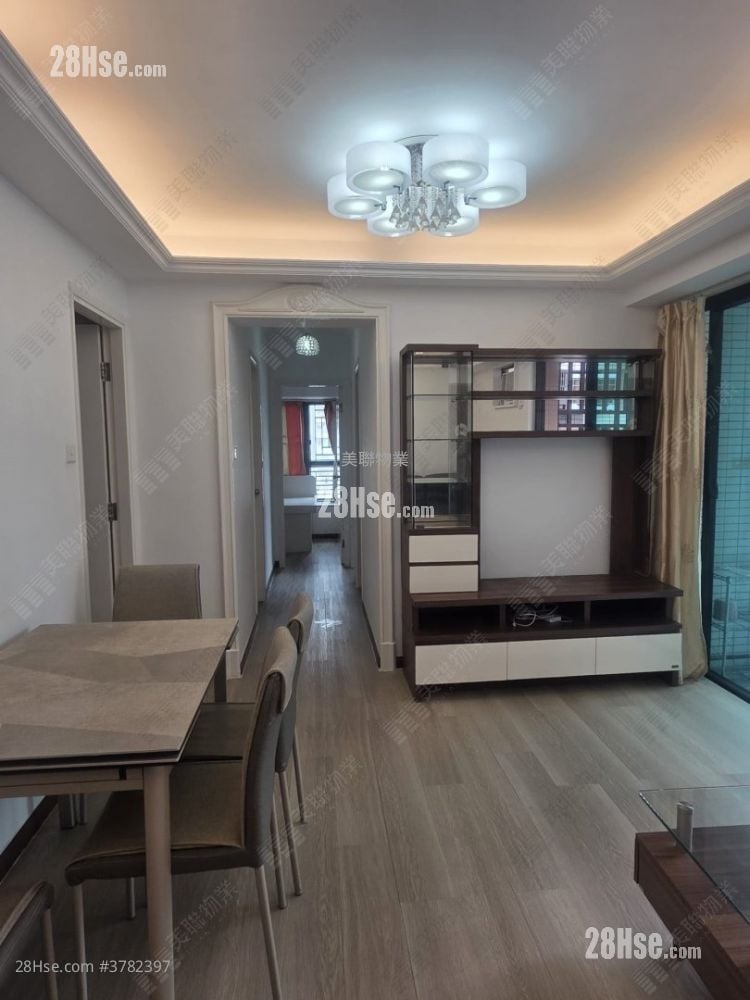 living room: Royal Green Rental 3 Bedrooms , 1 Bathroom 548 ft²